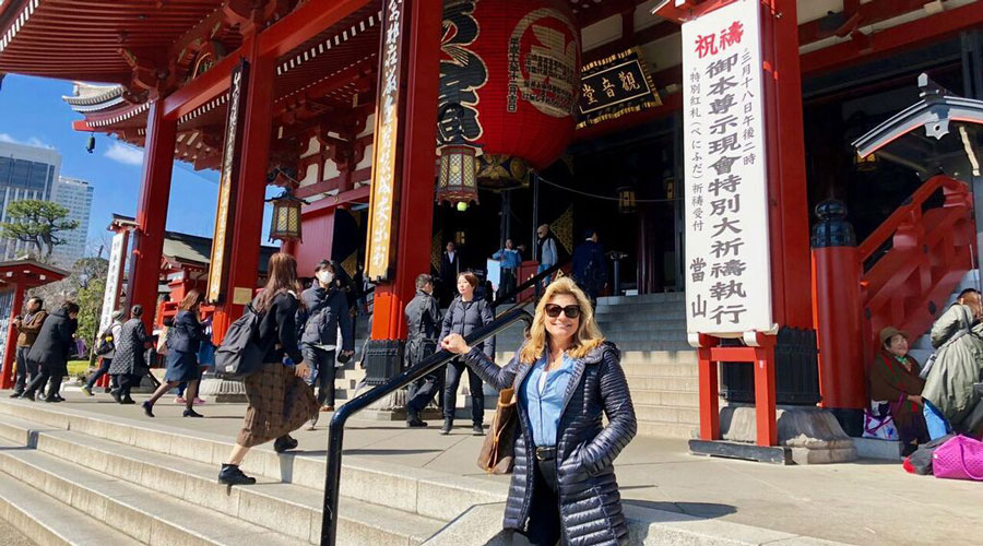 Suzanne in front of Senso ji Buddhist Temple   Tokyo preview