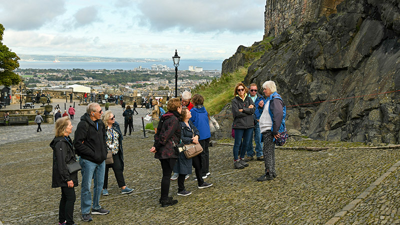 walking tour edinburgh scotland