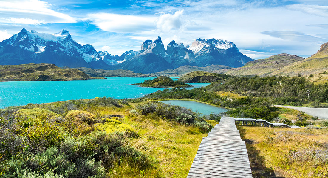 pehoe lake and guernos mountains