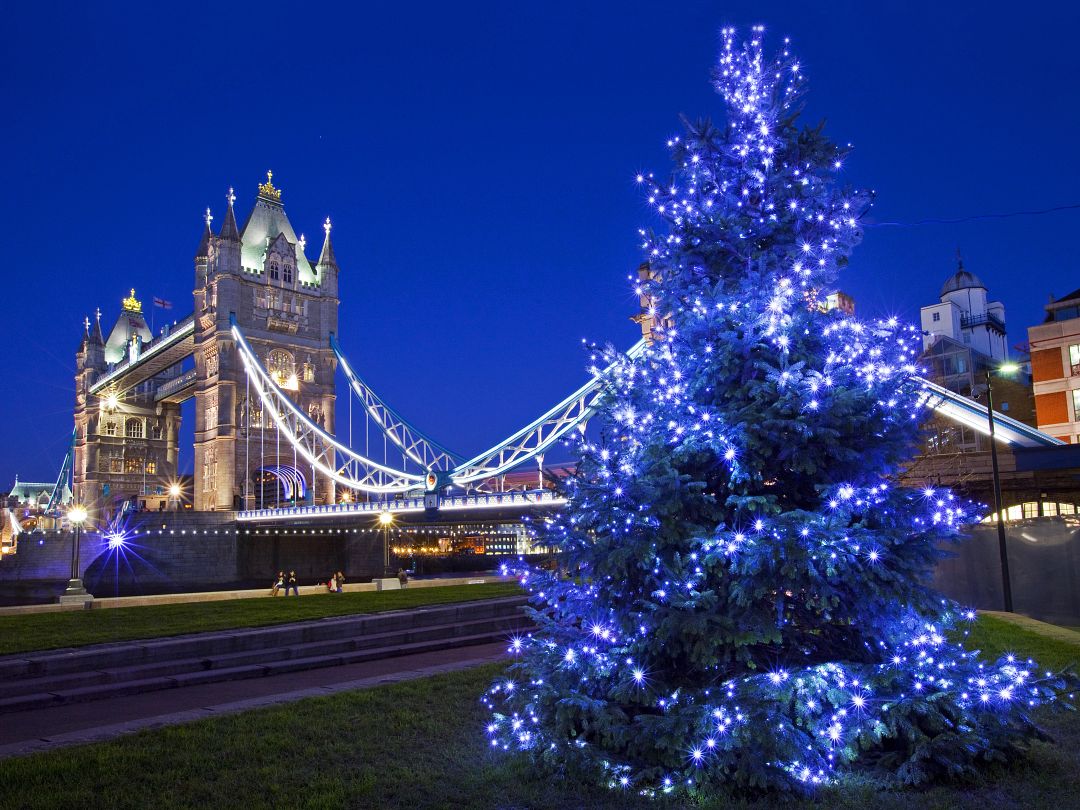 TS545 Christmas in London Alt LondonBridgeXmasTree 75053526 FotoliaRF
