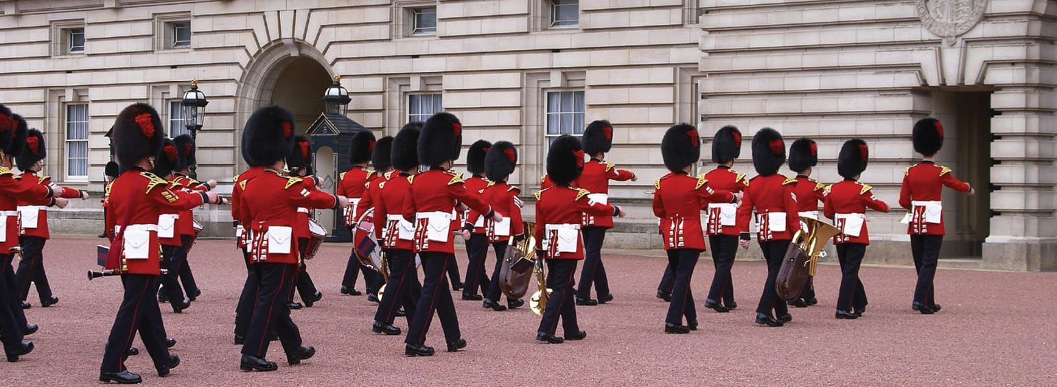 https://i.gocollette.com/tour-media-manager/tours/europe/united-kingdom/54/packages/master-alt/top-carousel/britishlandscapeswithtattoo_hero3_buckinghampalaceguard.jpg